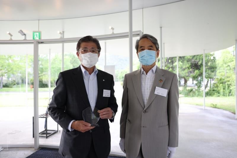 感謝の楯を贈呈