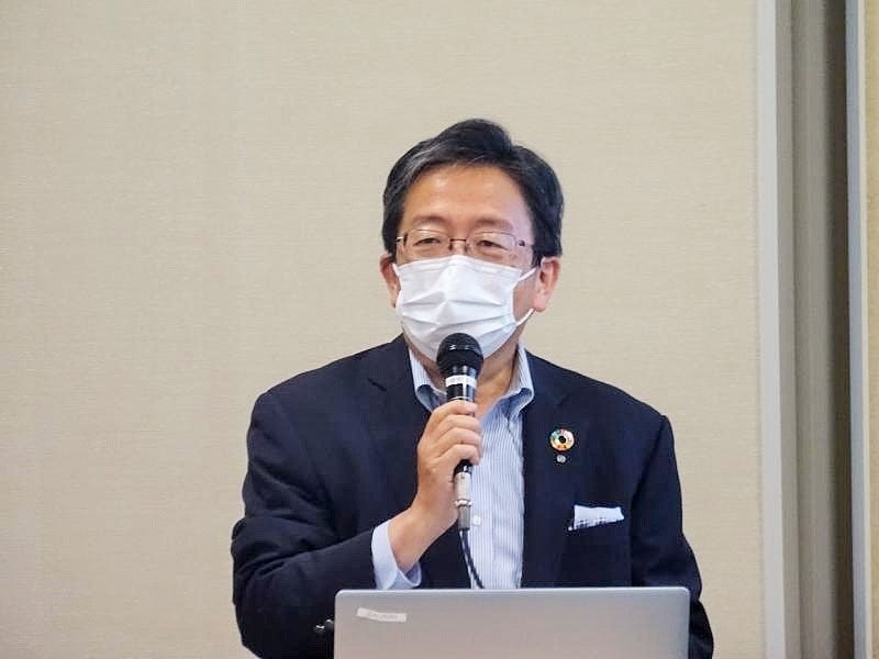 あいさつする那須理事・副学長