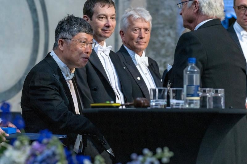 スウェーデン国王のカール16世グスタフ国王陛下から賞状とメダルを授与され、同国王陛下と握手する沈建仁所長・教授