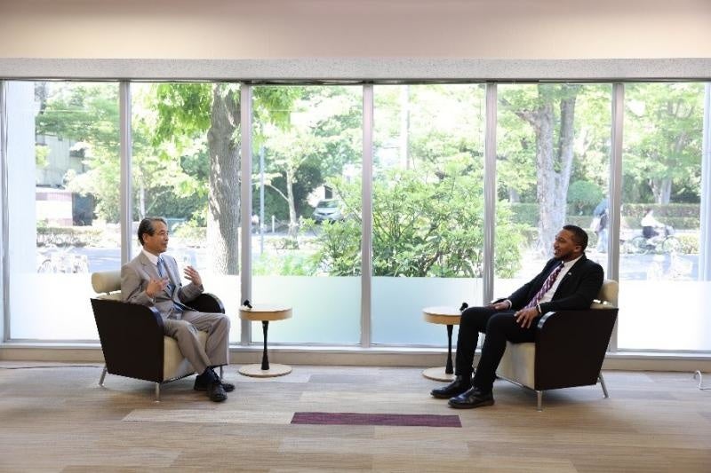 対談を行う槇野学長とアンダーソンさん(右)