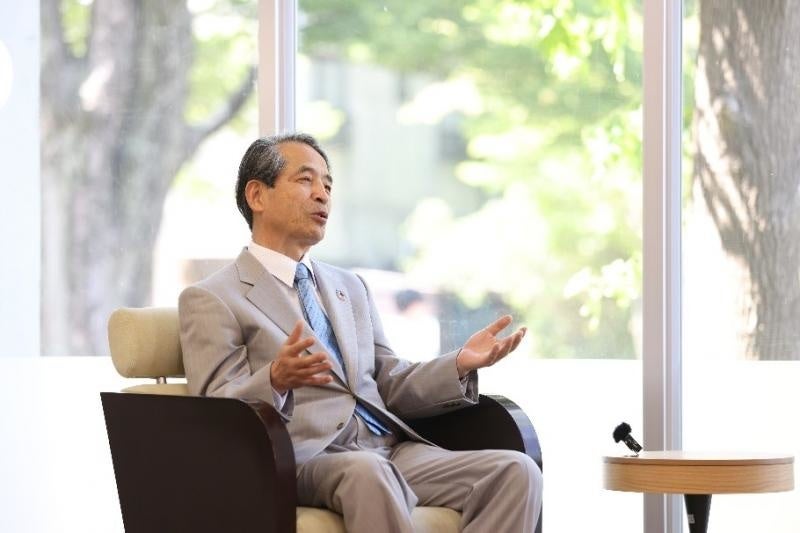 アンダーソンさんへエールを送る槇野学長