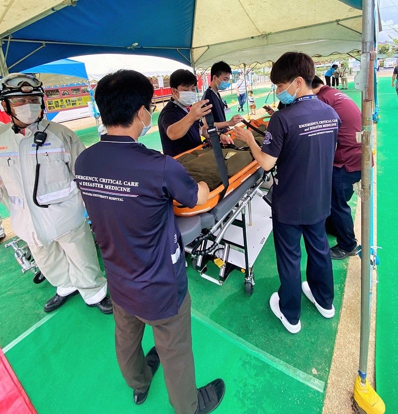 ドクターカーのストレッチャーで患者を収容