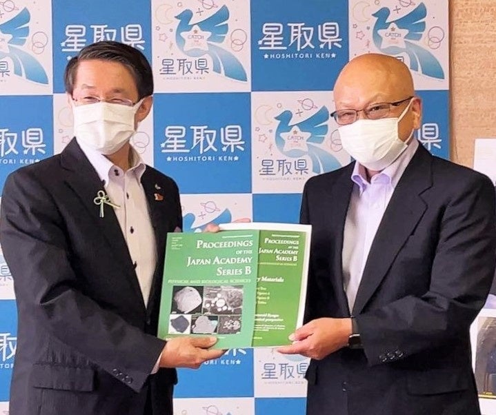 平井伸治知事(左)と中村栄三特任教授(右)