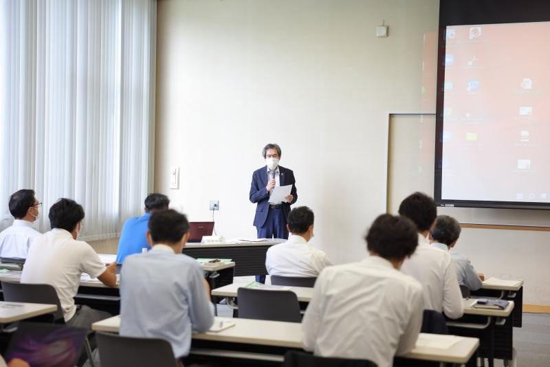 あいさつをする阿部センター長