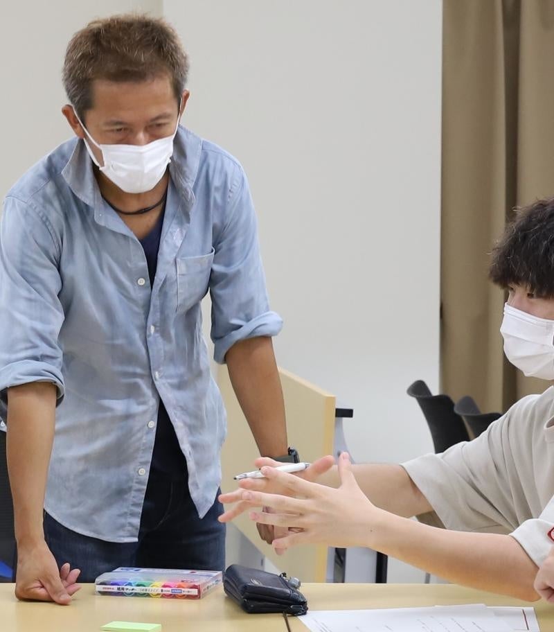 助言する池谷准教授