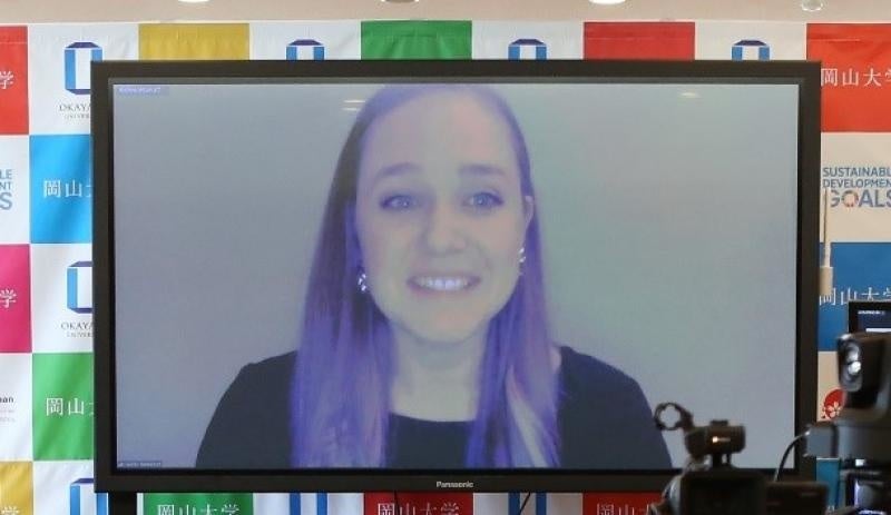 CLS学生代表としてあいさつをするローレンさん