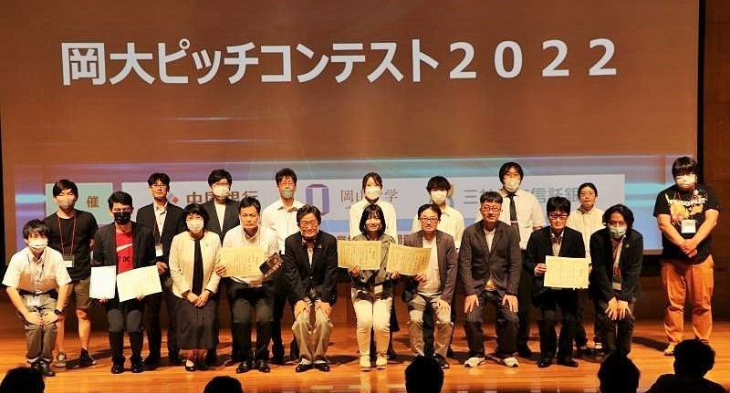 登壇者・審査員の集合写真