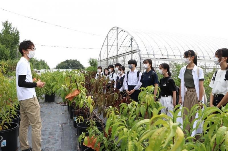 農場での説明に熱心に耳を傾ける参加者