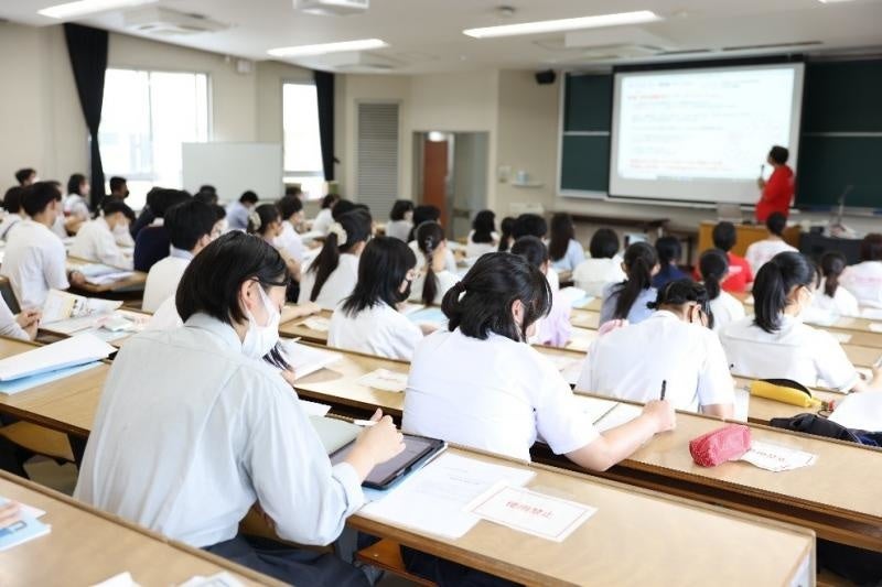 熱心にメモを取る参加者