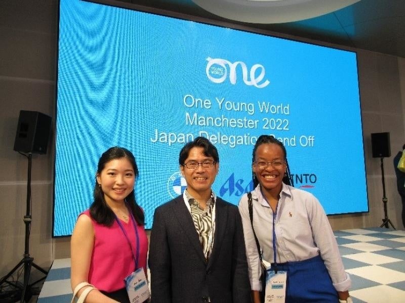 左から:歯学部5年棚井あいりさん、横井上席副学長、グローバル・ディスカバリー・プログラム3年 ロシーナ・モタポさん
