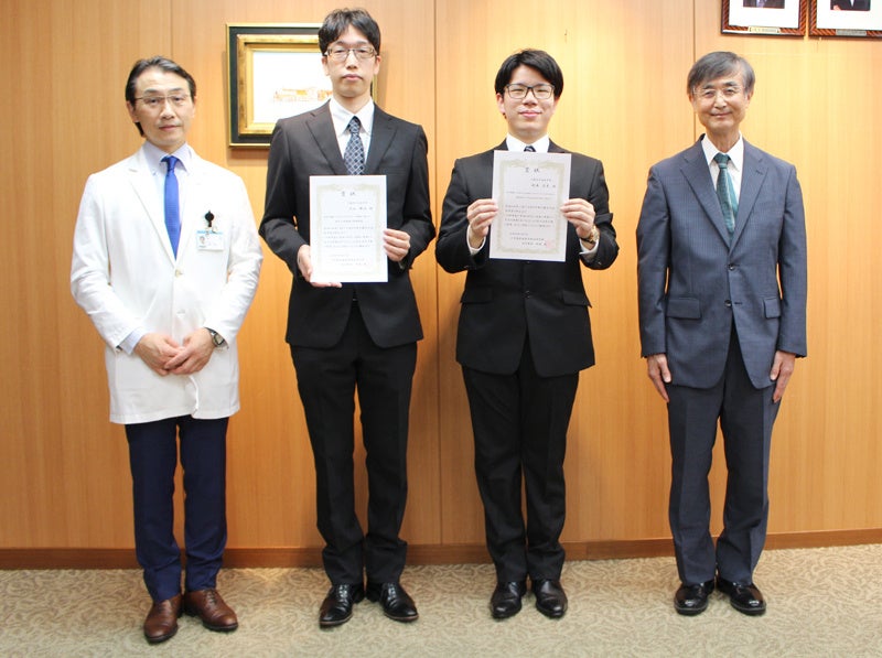 (右から)伊達勲医歯薬学総合研究科長,副島佳晃研修医(受賞者・卒後臨床研修センター),大谷理浩助教(受賞者・脳神経外科),大塚文男教授(大藤内分泌医学賞運営委員会委員長)
