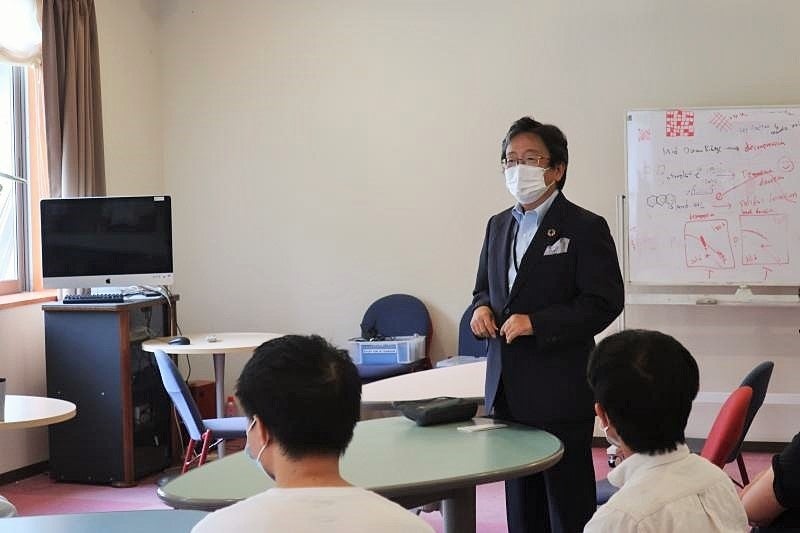 懇談会にて冒頭あいさつをする那須保友理事