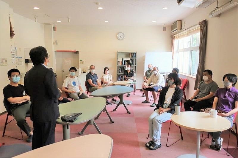 懇談会に参加する若手研究者の様子