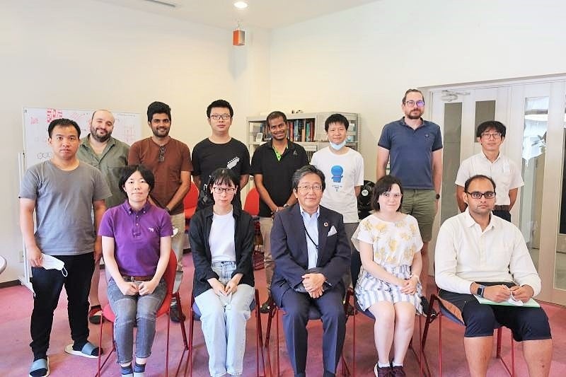 若手研究者懇談会の集合写真　※記念撮影時のみマスクを外しています。