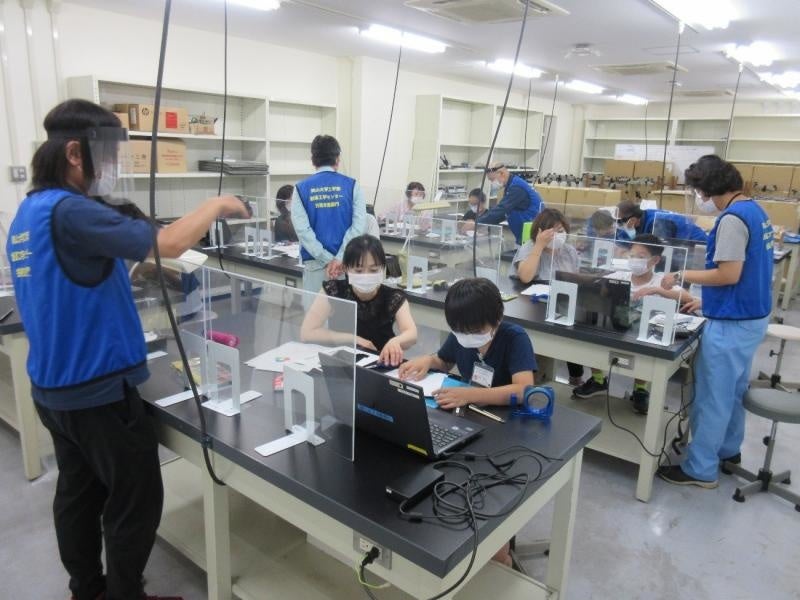 パソコンで表示させた色を分光器で観察している様子