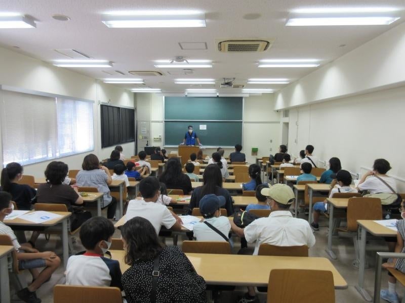 受付後、講義室で参加者に諸注意等を伝達している様子