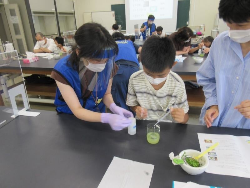 ブロッコリーのDNAを抽出している様子