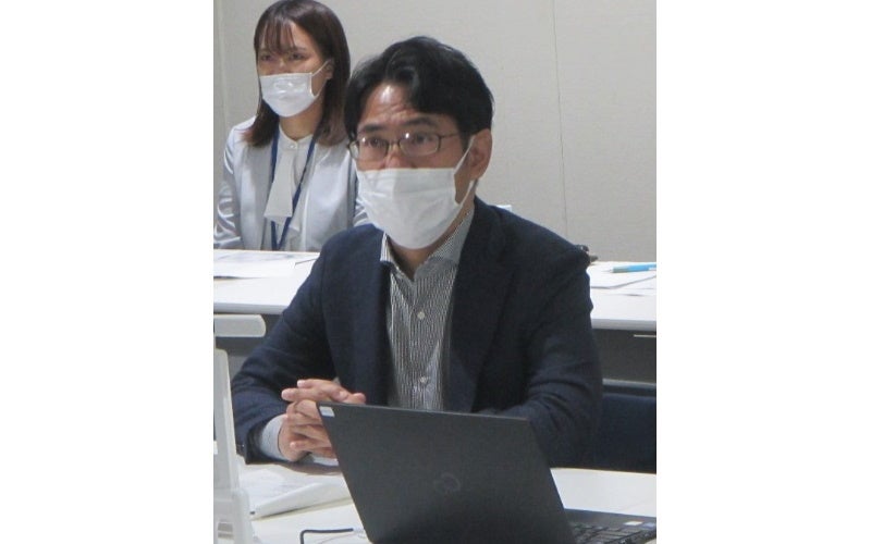 概要を説明する横井上席副学長