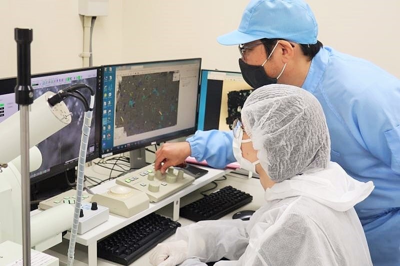 太田努博士の指導のもと電子顕微鏡を操作するKarin GRAN原子力担当官