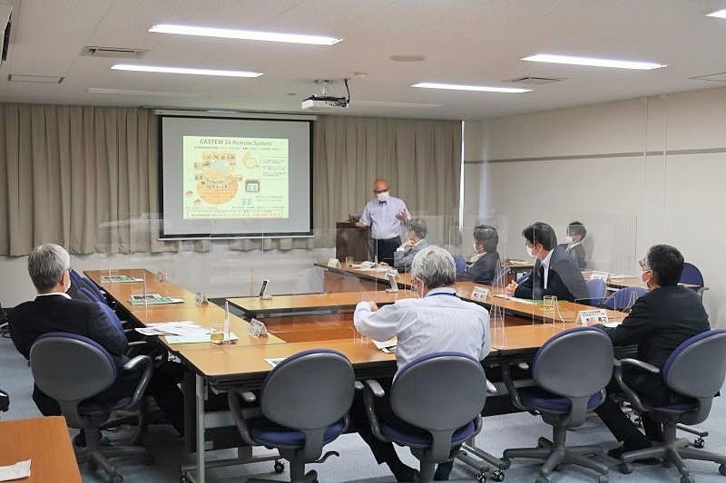 日本原子力研究開発機構の小口理事長、三浦理事、木原人形峠環境技術センター所長らに研究成果の報告をする中村特任教授