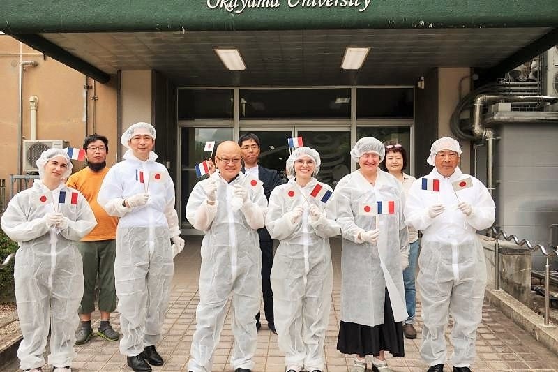 在日フランス大使館と三朝町による視察 (左からMarie ALIN元三朝町交流委員、赤坂副町長、中村特任教授、Karin Gran原子力担当官、Sandrine MAXIMILIEN科学技術担当官、松浦町長) ※記念撮影時のみマスクを外しています