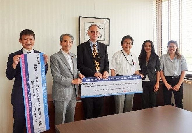 学長表敬訪問(左から、道上准教授、槇野学長、Ian Sawinson氏、那須理事、 井川特任准教授、大学院生SERCOMBE Lucie J.C )※撮影時のみマスクを外しました