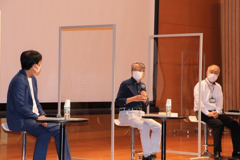 対談する槇野学長(中央)と鍵本教育長(右)