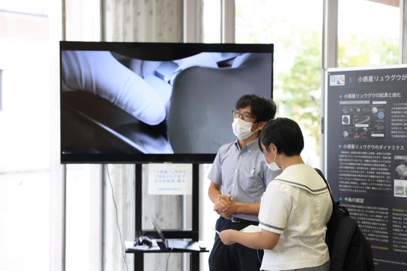 小惑星リュウグウの分析結果を高校生に説明する北川宙助教