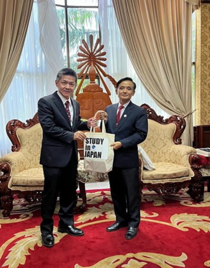 ラオス国立大学との記念品の贈呈