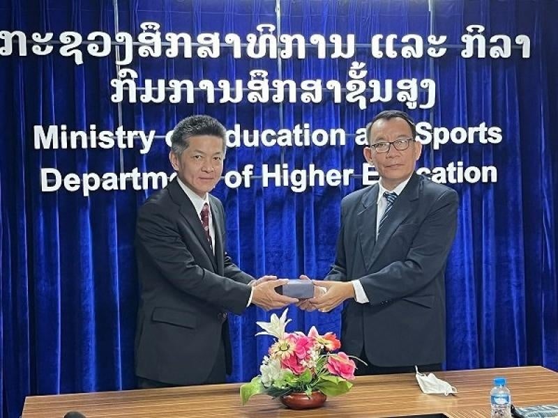 教育省との記念品の贈呈