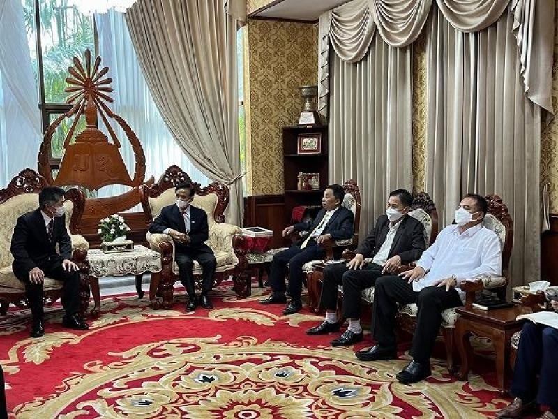 ラオス国立大学での懇談の様子