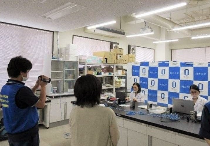 実験の様子が見えやすいよう、カメラの位置を変えつつ、オンラインで配信している様子