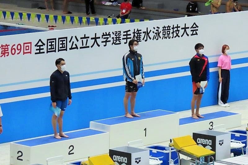 男子200ｍ背泳ぎ３位の柳さん（右から２番目）