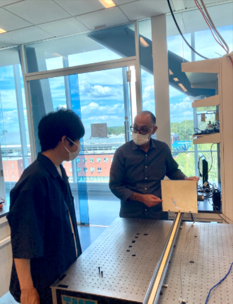 ロードアイランド大学の指導教授から研究の説明を受ける様子