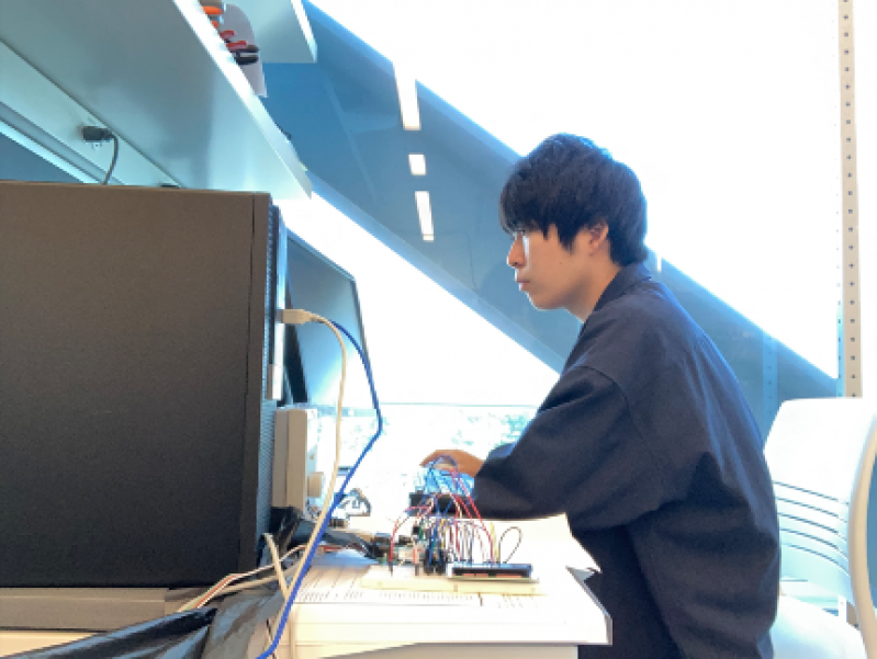 プログラムの開発作業に取り組む杉村さん