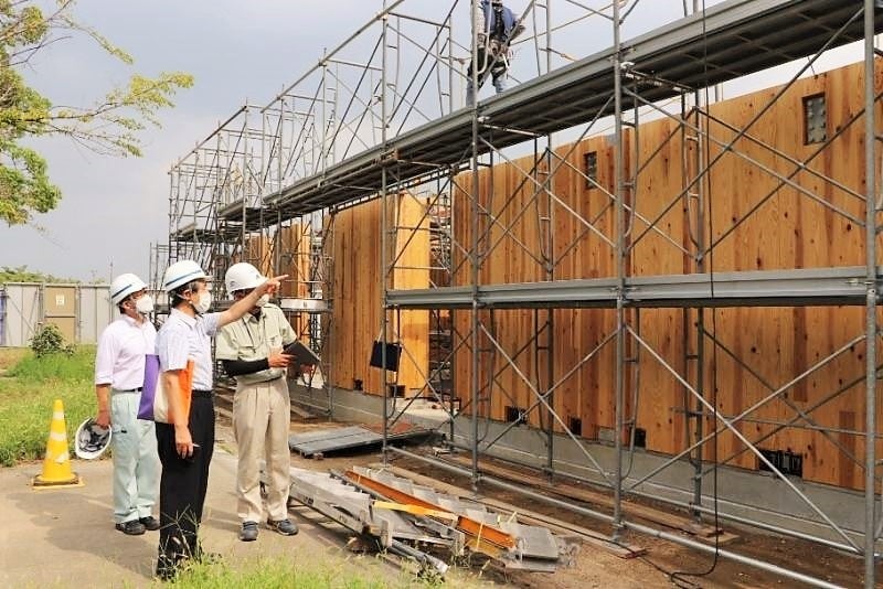現地で進捗状況を視察する槇野学長