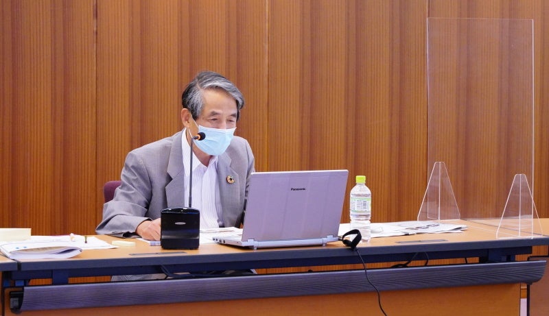 外部評価委員からの質問に回答する槇野学長