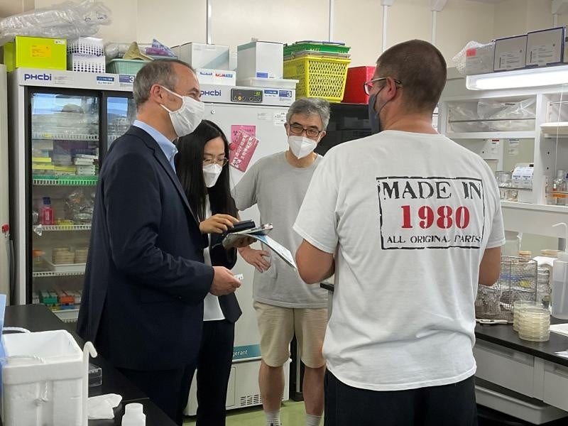 倉敷市にある岡山大学資源植物科学研究所の研究室見学の様子1