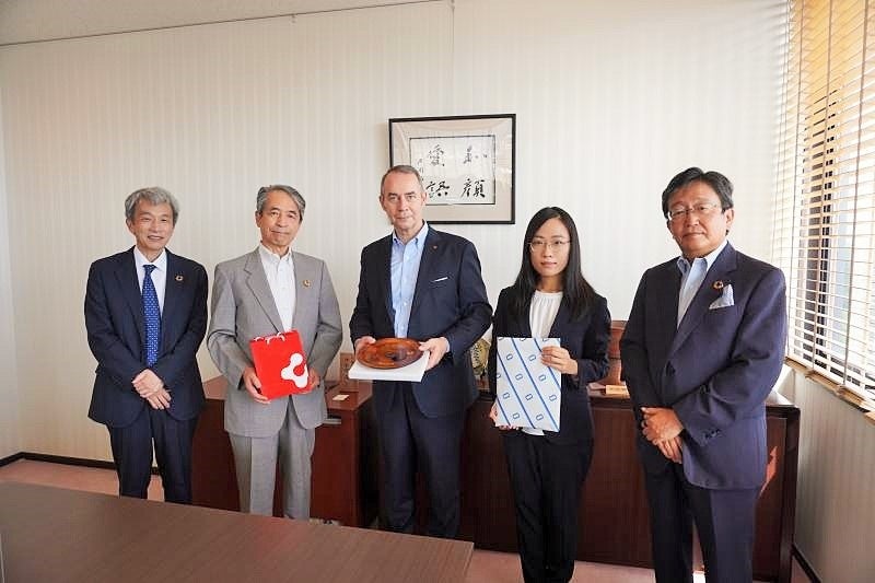 集合写真（槇野学長：左から2番目、フェリックス・メスナー領事館長：中央）※撮影時のみマスクを外しています