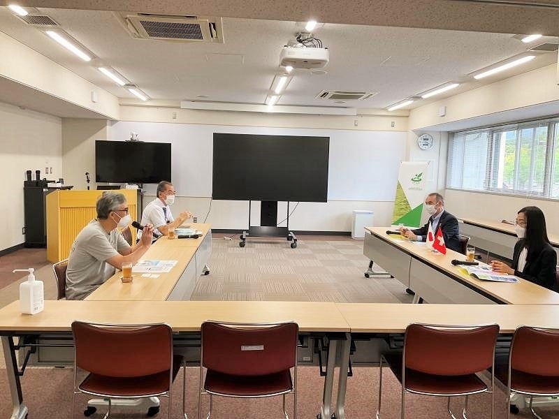 倉敷市にある岡山大学資源植物科学研究所の研究室見学の様子2