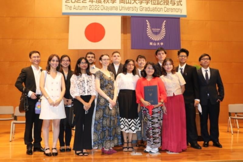 式典後に記念撮影をする卒業生ら