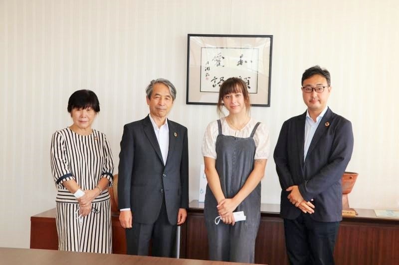 （左から）高橋理事、槇野学長、モンテシノさん、岩淵准教授　※撮影時のみマスクを外しました