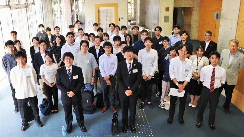 参加者と関係者の集合写真