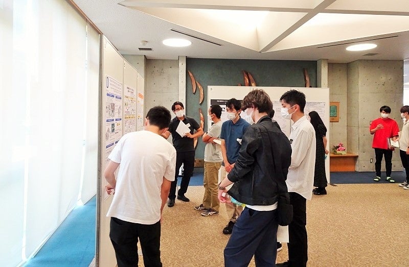 議論を交わす参加者たち