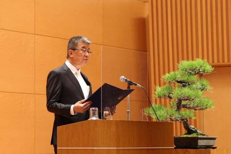 式辞を代読する舟橋総括副学長