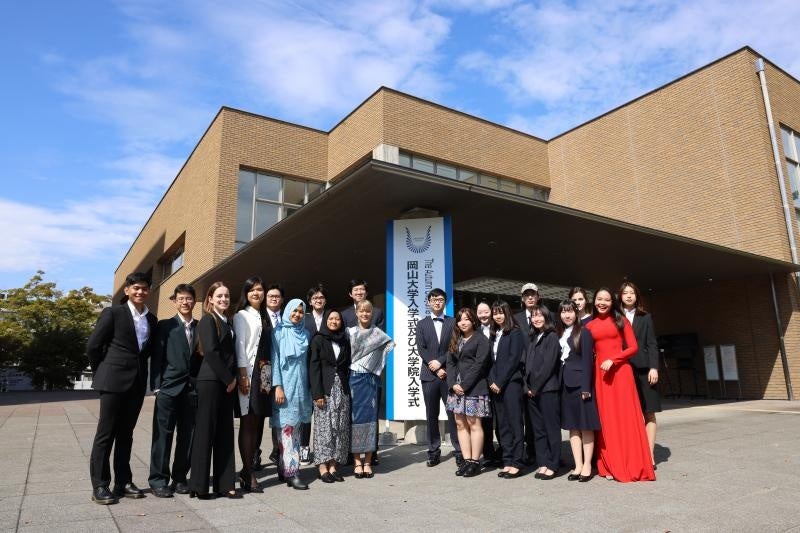 新入生、関係者らの記念写真