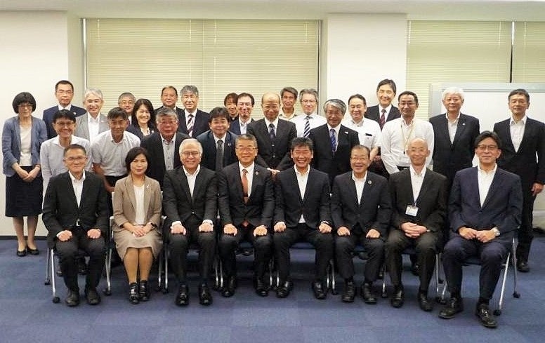 懇談会参加者による集合写真（撮影時のみマスクを外しています）