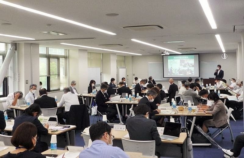 倉敷南高等学校長の取り組みを熱心に聞く参加者