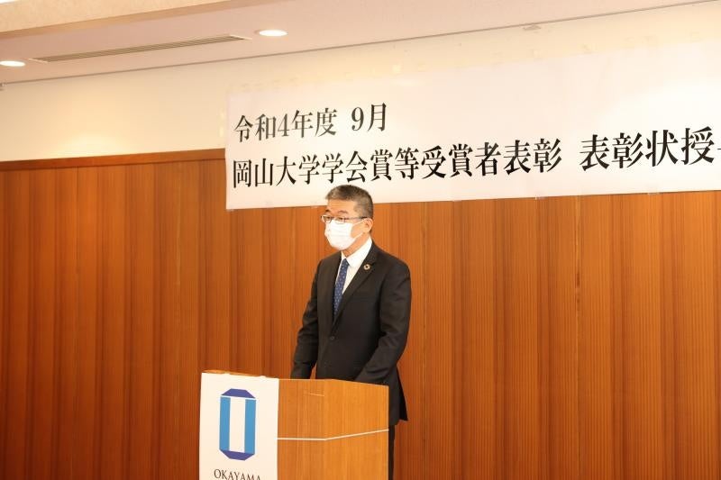 激励の言葉を述べる舟橋理事