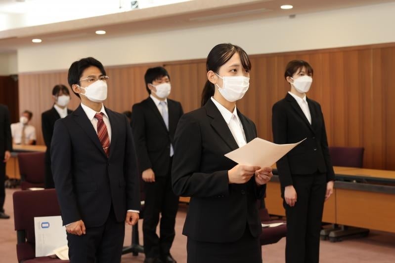 謝辞を述べる枠島さん(右から2人目)